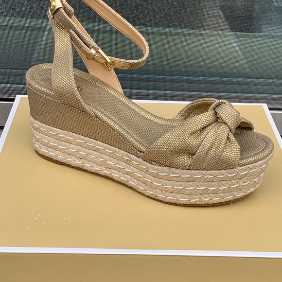 NWB Michael Kors Maxwell Mid Wedge Gold Size 9 - Picture 4 of 8